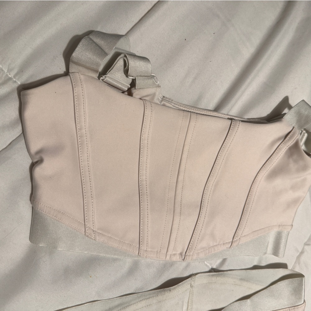 Alo yoga set! Matching top and bite, color is bone in size XS! Top has ribbing